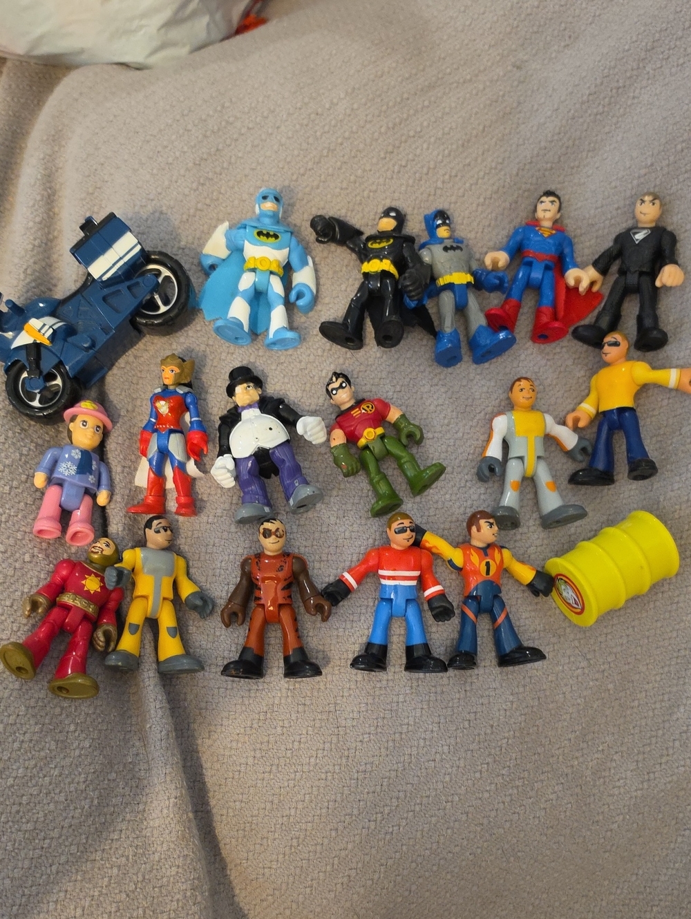 18 VINTAGE IMAGINEXT FIGURINES